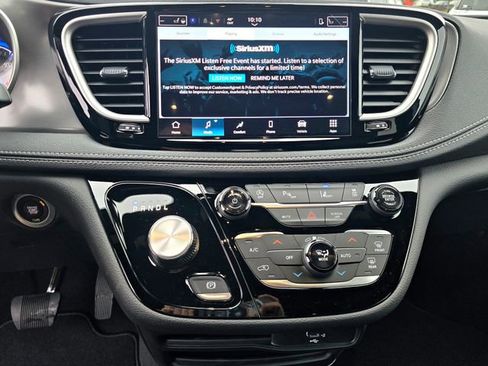 New 2026 Chrysler Pacifica Select FWD image 11