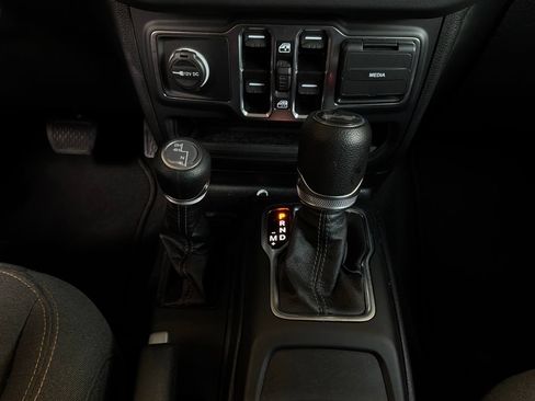 Used 2025 Jeep Wrangler Unlimited Sahara AWD/4WD image 19