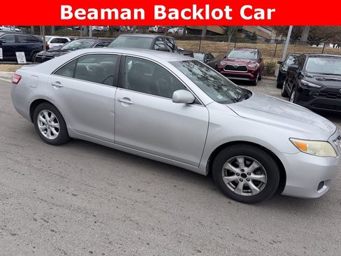 Used 2011 Toyota Camry LE image 1