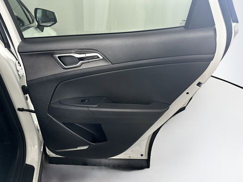 Used 2025 Kia Sportage LX image 27