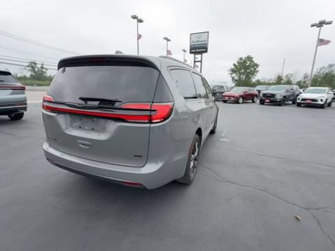 Used 2021 Chrysler Pacifica Touring-L w/ Uconnect Theater Family Group AWD/4WD image 8