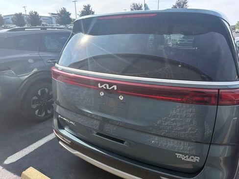 Used 2022 Kia Carnival EX FWD image 5