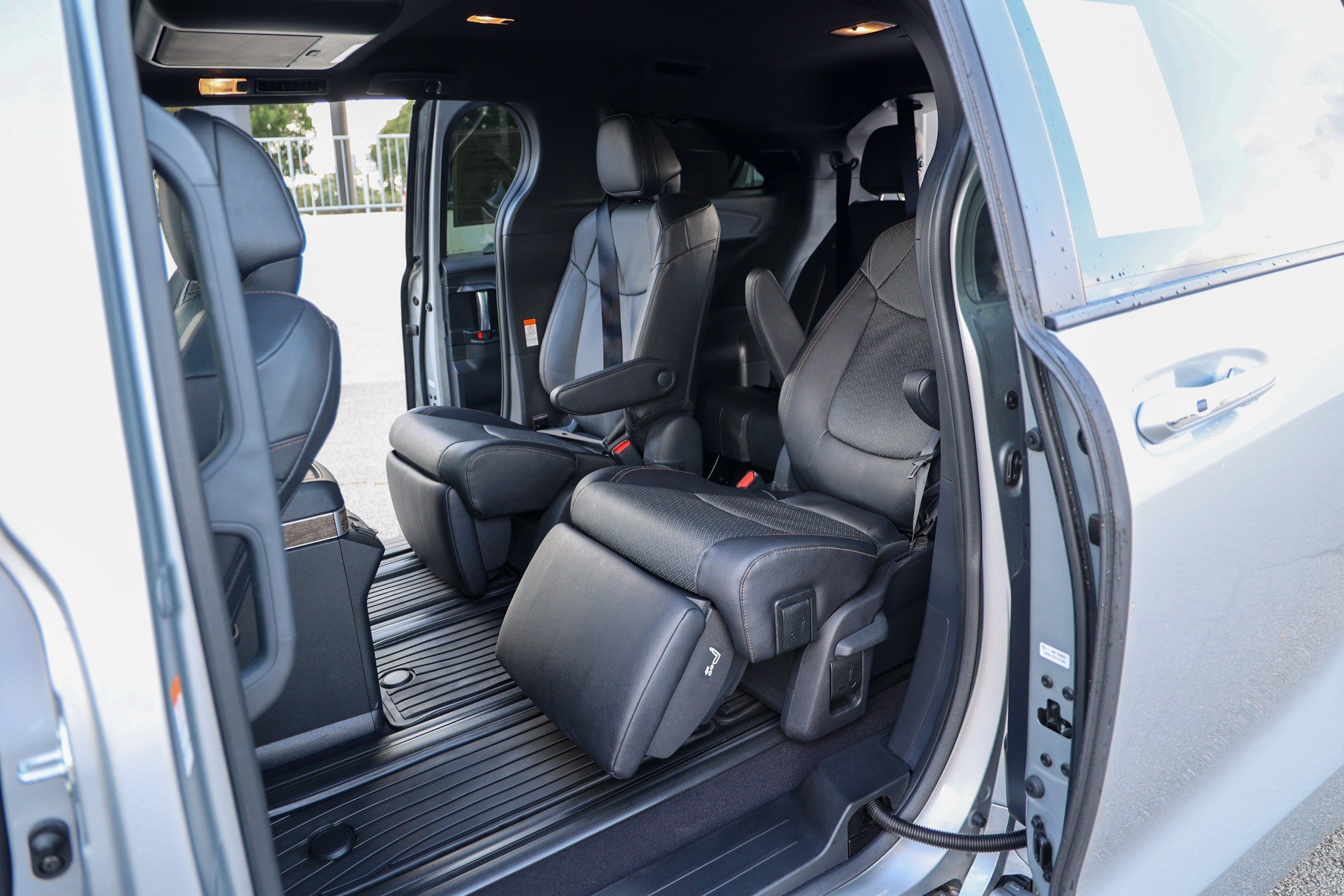 Certified 2025 Toyota Sienna Platinum FWD image 36