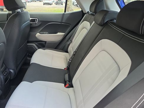 Used 2024 Hyundai Venue SEL FWD image 11