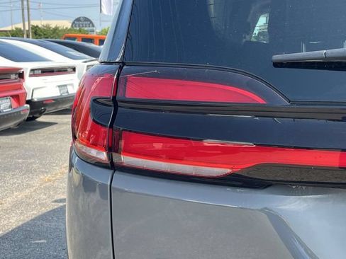 Used 2023 Chrysler Pacifica Touring-L FWD image 10