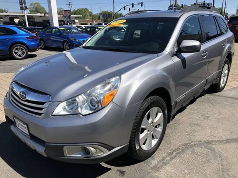 Used 2010 Subaru Outback 3.6R Limited w/ Popular Equipment Group 3B AWD/4WD image 6