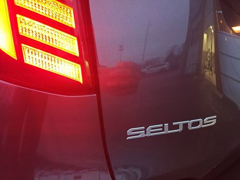 Used 2024 Kia Seltos EX image 16