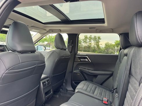 New 2025 Mitsubishi Outlander SE image 17