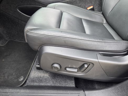 Used 2025 Volvo XC40 B5 Plus image 36