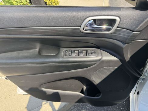 Used 2019 Jeep Grand Cherokee Altitude AWD/4WD image 14