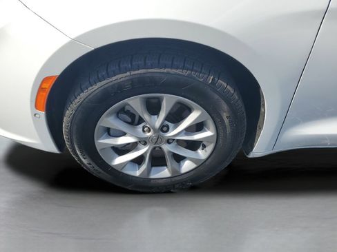 Used 2024 Chrysler Pacifica Touring-L AWD/4WD image 34