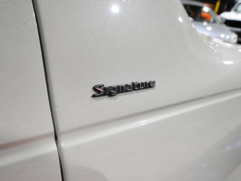 Used 2006 Lincoln Town Car Signature RWD image 4