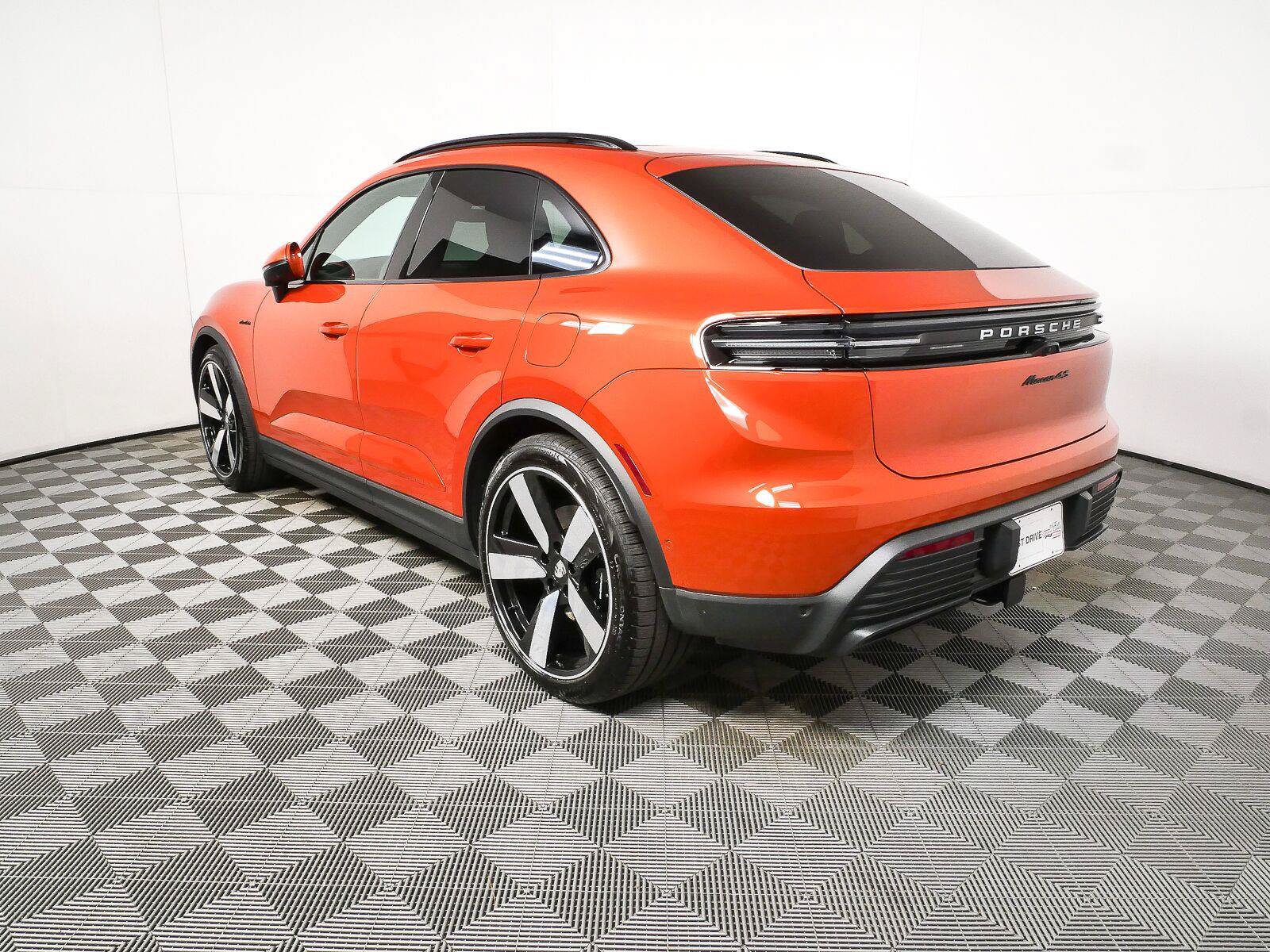 Certified 2025 Porsche Macan 4S Electric AWD/4WD image 3