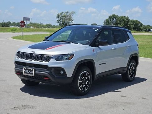 Used 2024 Jeep Compass Trailhawk AWD/4WD image 3