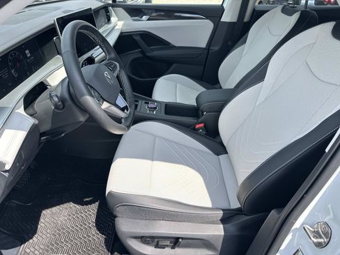 Used 2025 Volkswagen Tiguan SE AWD/4WD image 18