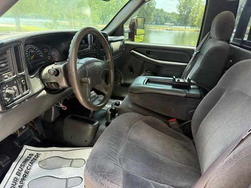 Used 2004 Chevrolet Silverado 2500 W/T w/ Heavy-Duty Power Package AWD/4WD image 16