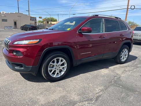 Used 2018 Jeep Cherokee Latitude AWD/4WD image 10
