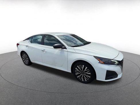 Used 2025 Nissan Altima 2.5 SV FWD image 2