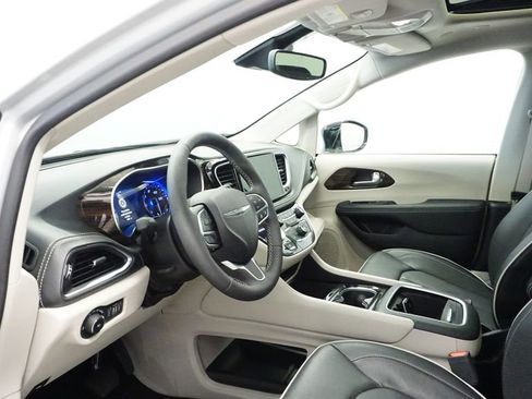 Used 2024 Chrysler Pacifica Limited AWD/4WD image 21