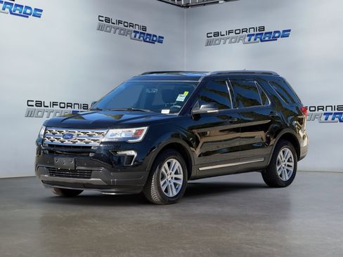 Used 2018 Ford Explorer XLT w/ Equipment Group 201A image 9