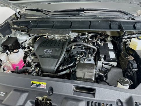 Used 2024 Toyota Highlander LE AWD/4WD image 31
