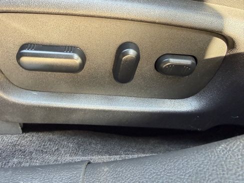 Used 2013 Ford Taurus Limited FWD image 17