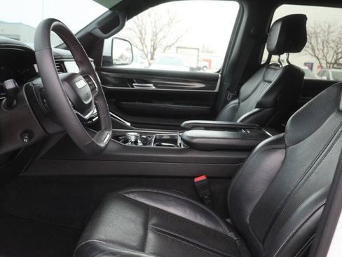 Used 2022 Jeep Wagoneer Series III w/ Premium Group I AWD/4WD image 13