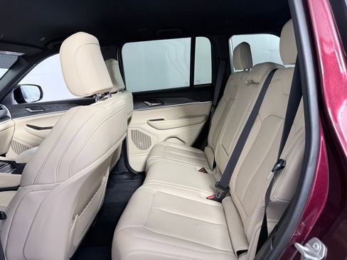 Used 2025 Jeep Grand Cherokee Limited image 23