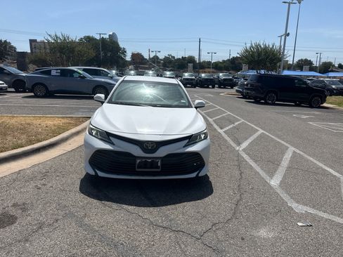 Used 2018 Toyota Camry LE FWD image 2