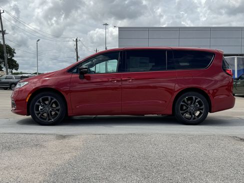 New 2026 Chrysler Pacifica Select image 7
