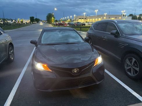 Used 2018 Toyota Camry SE w/ Moonroof Package FWD image 4