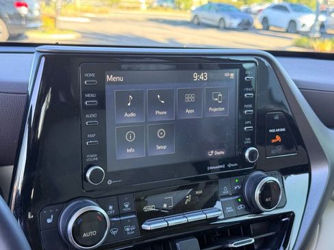 Used 2021 Toyota Highlander XLE image 7