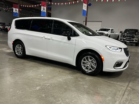 New 2026 Chrysler Pacifica Select FWD image 7