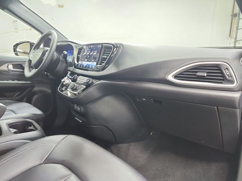 Used 2025 Chrysler Pacifica Select FWD image 45