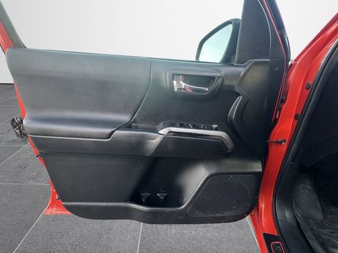 Used 2016 Toyota Tacoma TRD Sport image 12