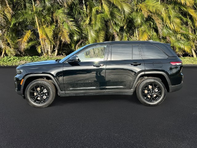 Used 2025 Jeep Grand Cherokee Altitude RWD image 9