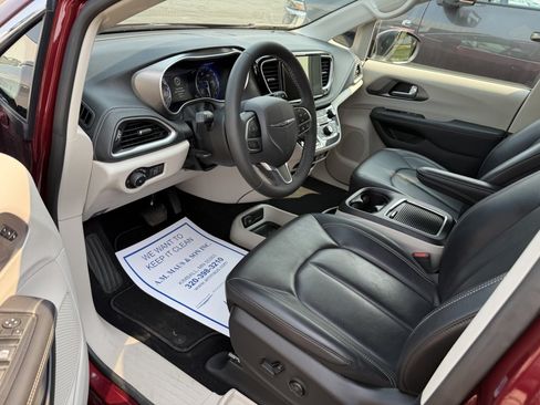 Used 2023 Chrysler Pacifica Touring-L FWD image 10