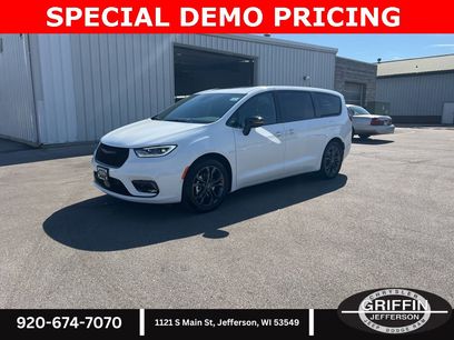 New 2026 Chrysler Pacifica Select