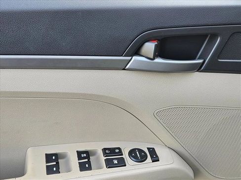 Used 2017 Hyundai Elantra SE image 6