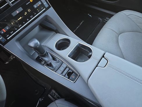 Used 2021 Toyota Avalon Limited image 30