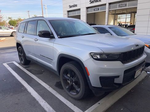 Used 2023 Jeep Grand Cherokee L Laredo image 2