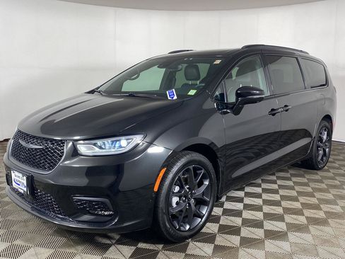 Used 2022 Chrysler Pacifica Limited w/ S Appearance Package AWD/4WD image 2