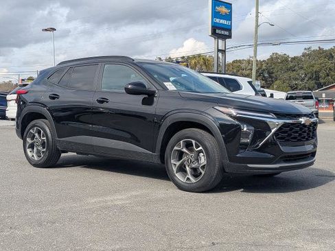 Used 2025 Chevrolet Trax LT w/ LT Convenience Package image 1