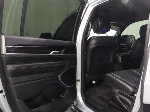 Certified 2024 Jeep Wagoneer 4WD image 12