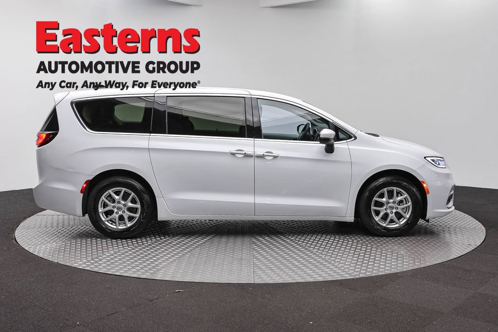 Used 2023 Chrysler Pacifica Touring-L FWD image 5