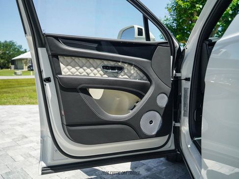 Used 2021 Bentley Bentayga image 21