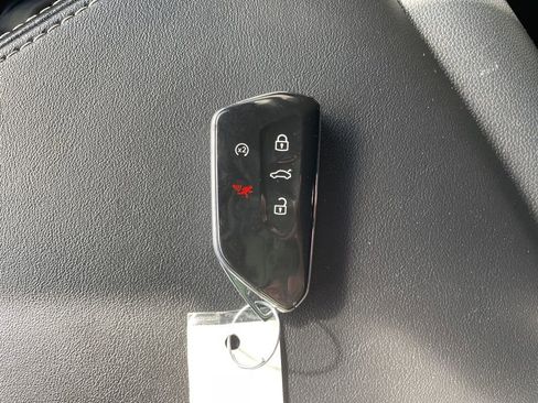 Used 2025 Volkswagen Atlas Cross Sport SE image 23