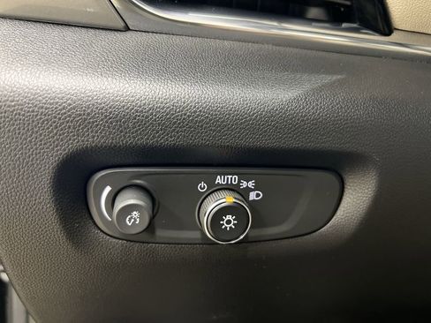 Used 2023 Chevrolet Traverse LS FWD image 17