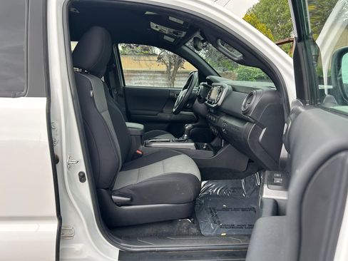 Used 2023 Toyota Tacoma TRD Off-Road w/ Advanced Technology Package AWD/4WD image 30