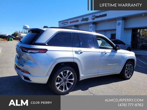 New 2025 Jeep Grand Cherokee Overland w/ Luxury Tech Group IV AWD/4WD image 11